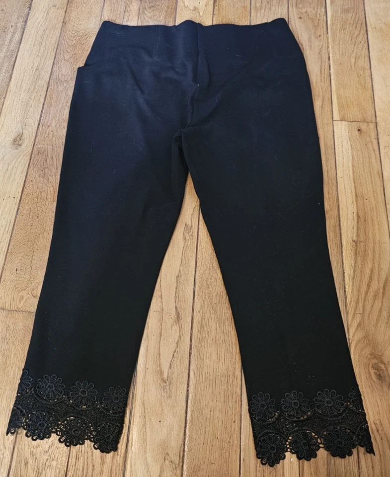 Leggings cortos Nygard Luxe ajustados negros con volantes de flores Foto 2 de 4