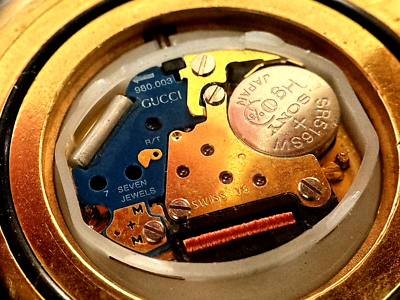 新同品 グッチ GUCCI ローマン ゴールド 3300M 腕時計 箱 H137 Authentic Gucci 3300 M Gold Tone Quartz Swiss Men's Wrist Watch