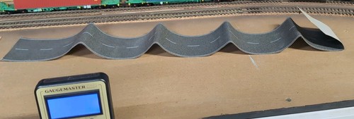 Gaugemaster GM371 80mm Wide Self-Adhesive Road Curves OO/HO Gauge - Picture 3 of 3