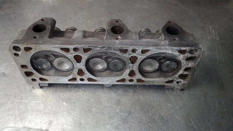 Culata reconstruible 6-173 2,8 L 2BC compatible con 82-86 6000 6956961 Foto 2 de 4