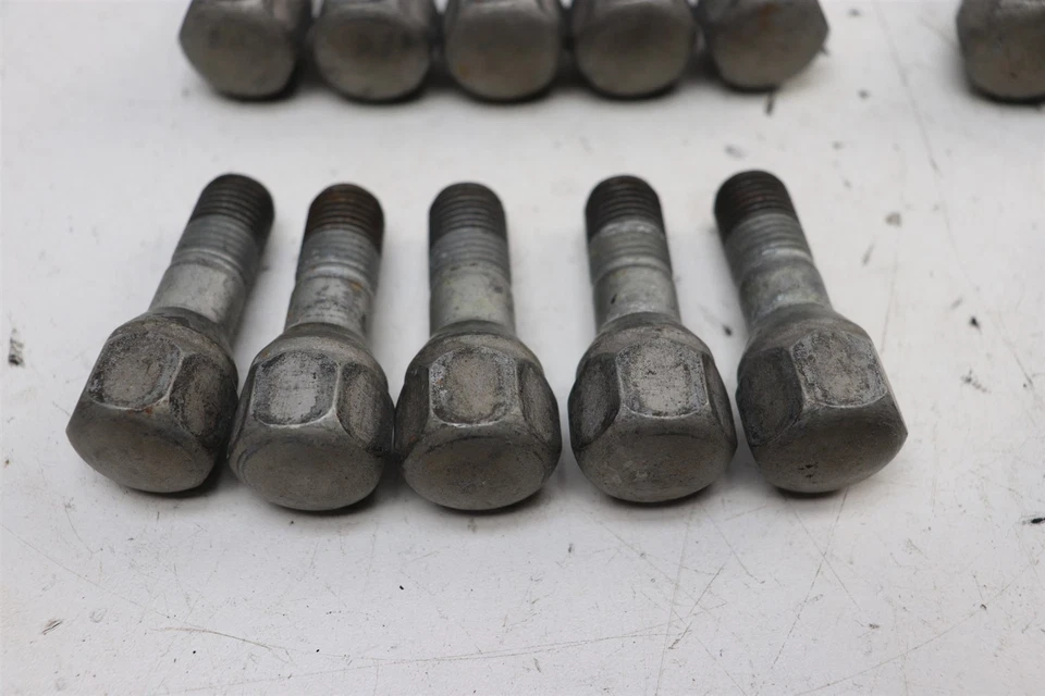 Juego de tuercas de rueda Maserati Coupe 4200 GT M138 J086 Foto 3 de 3