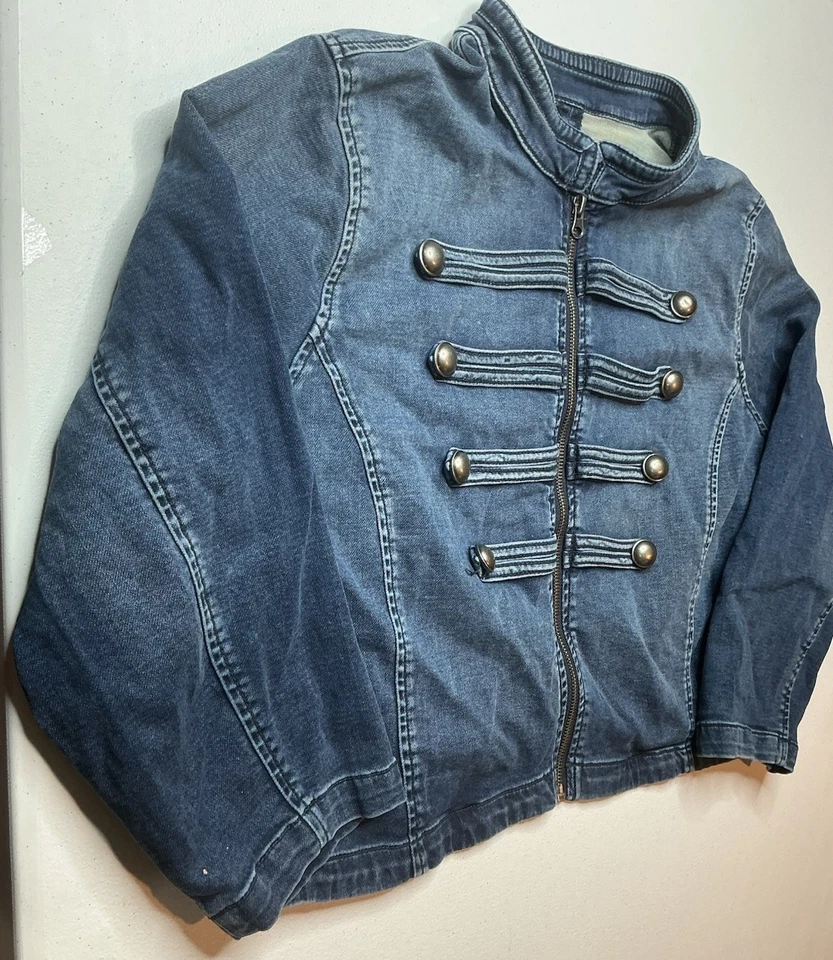 Chaqueta vaquera Torrid azul de mezclilla recortada con botones delanteros talla grande 2 para mujer Foto 2 de 4