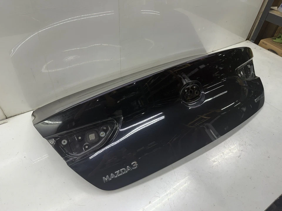 Mazda 3 2019-2024 OEM tapa trasera maletero carcasa escotilla Foto 2 de 4