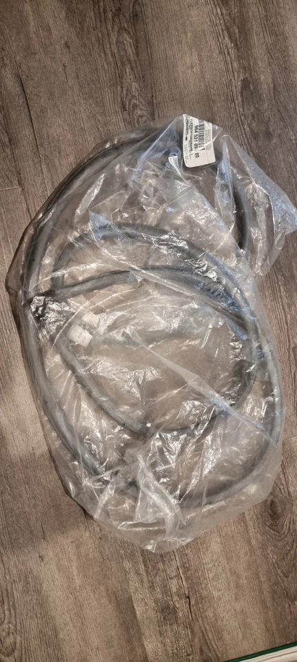 PORSCHE 993 LH door seal NOS  - Image 2 of 2