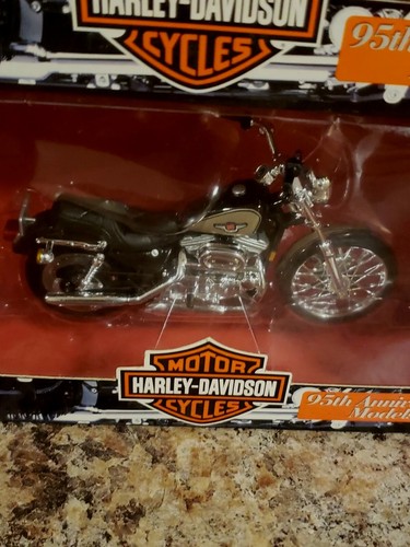Maisto Harley Davidson 95th Anniversary Models 1:18 Series 3 - Picture 7 of 8