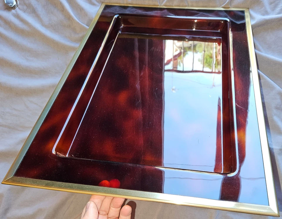 Plateau de service en plexiglas / lucite façon écaille & métal doré - Dior ? - Photo 3/4