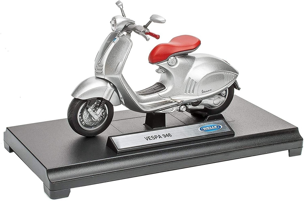 Maisto Die-Cast Modellauto - Vespa 946 Im Maßstab 1:18 - Silber, 2014 - Fertige Sammlerfigur