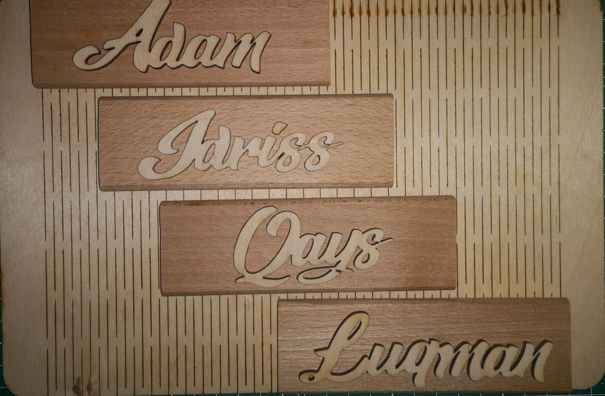 Plaque De Porte Personnalisable – Prénom En Bois Sur Fond Blanc, 6.5x17cm, Fabrication Française