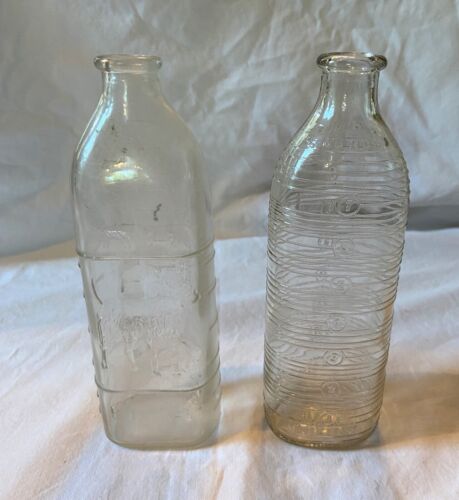 2 Vintage Narrow Neck Glass Baby Bottles 1 w Dog, 1 Ovale Nurser - Afbeelding 1 van 7