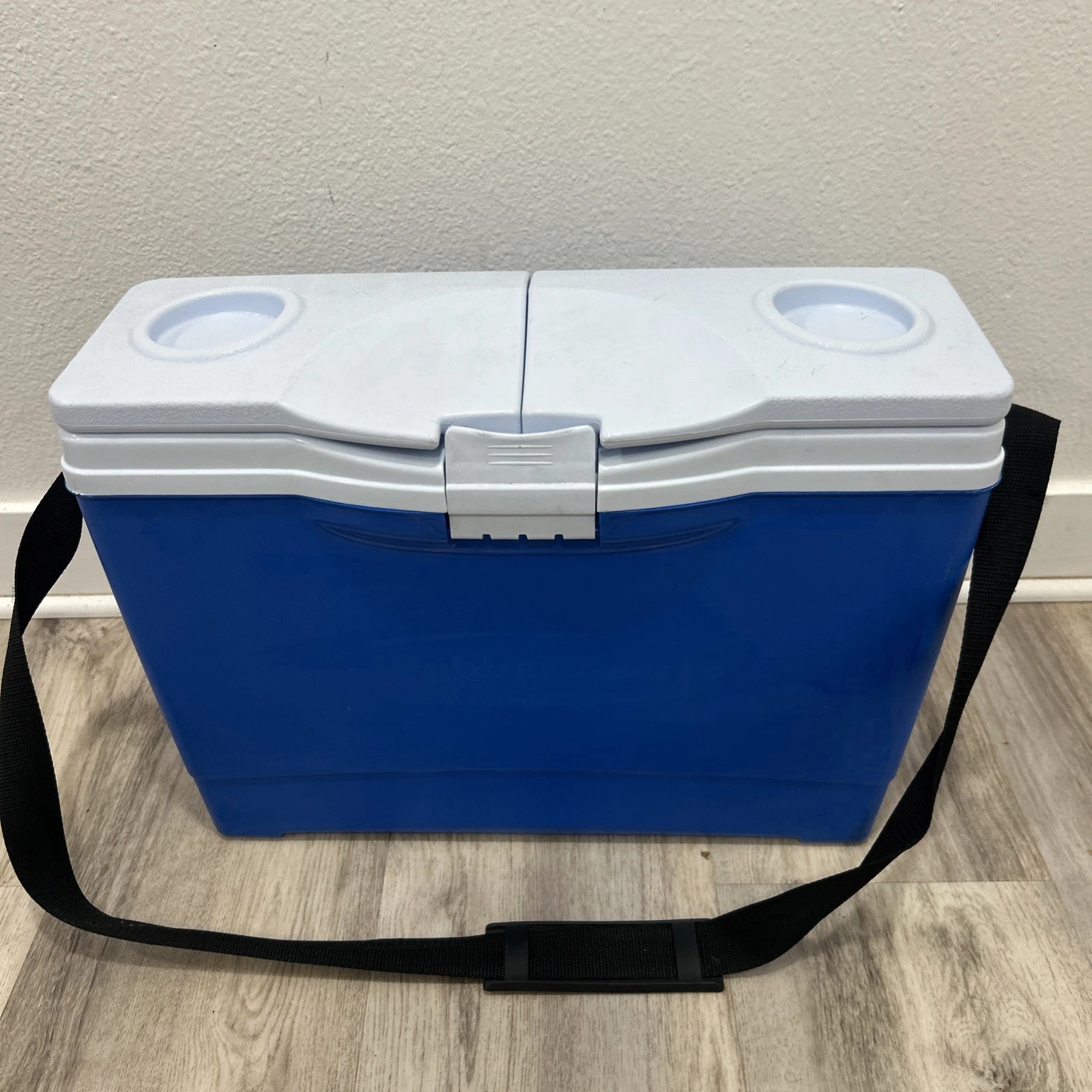 Rubbermaid The Slim Cooler 6” 13QT/12.5L Blue w/ Dual Open Lid Adjustable Strap