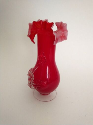 Vintage Art Glass Red Vase With Embossed Flower Design Ruffled 8" - Picture 2 of 6