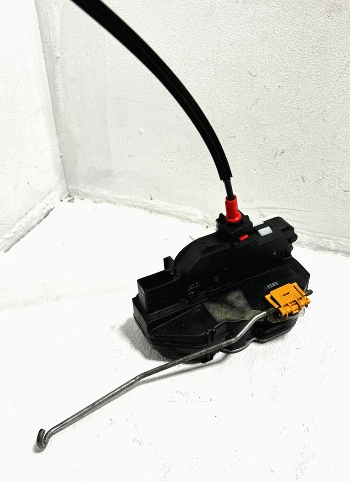 Chevrolet Sonic 2014-2020 actuador de bloqueo de pestillo de puerta de pasajero delantero derecho OEM Foto 2 de 4