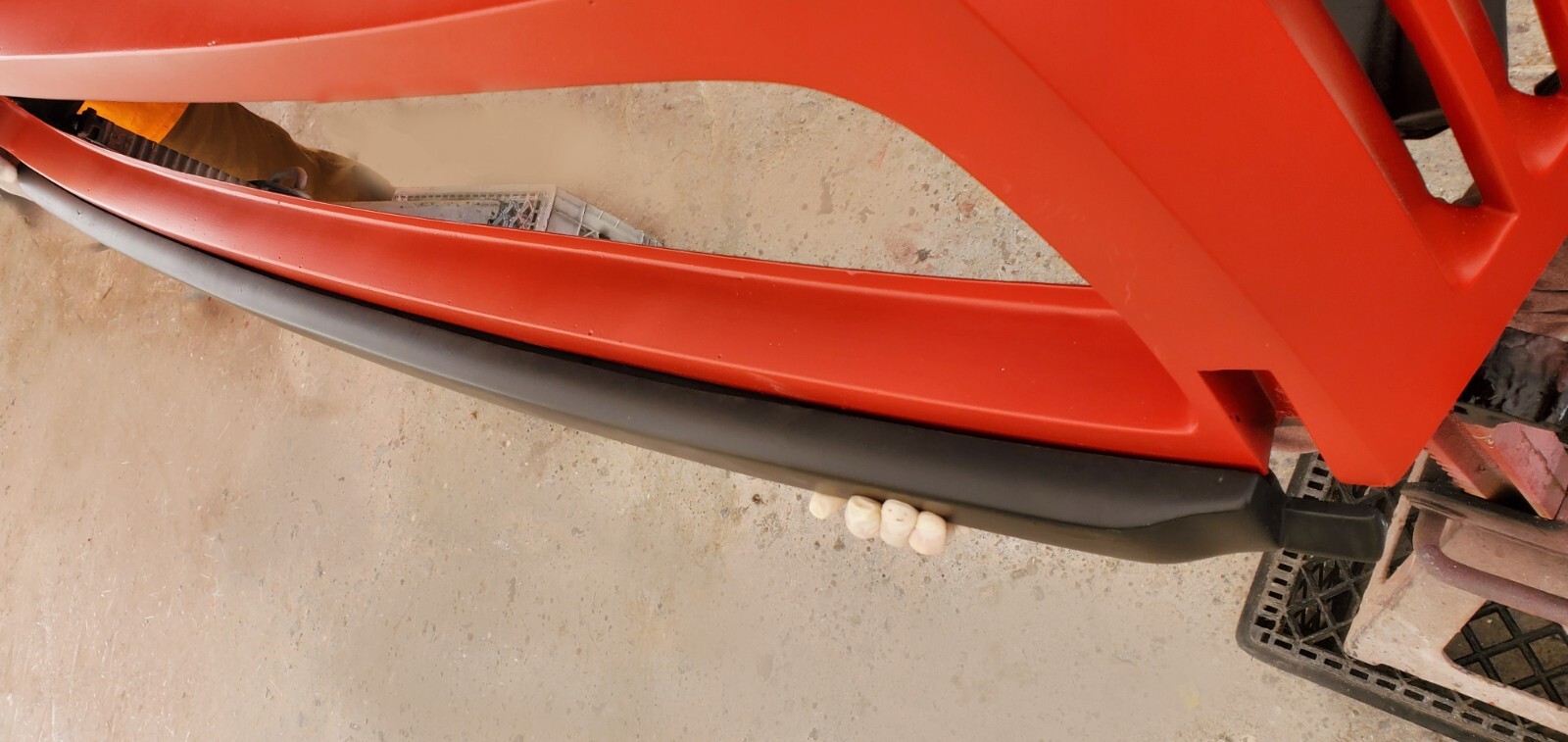Ferrari F40:  Rear Black Strip "Bumper" 62902100