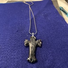 Cruz de cristal de Murano negro y arenisca en cadena de plata de 16"