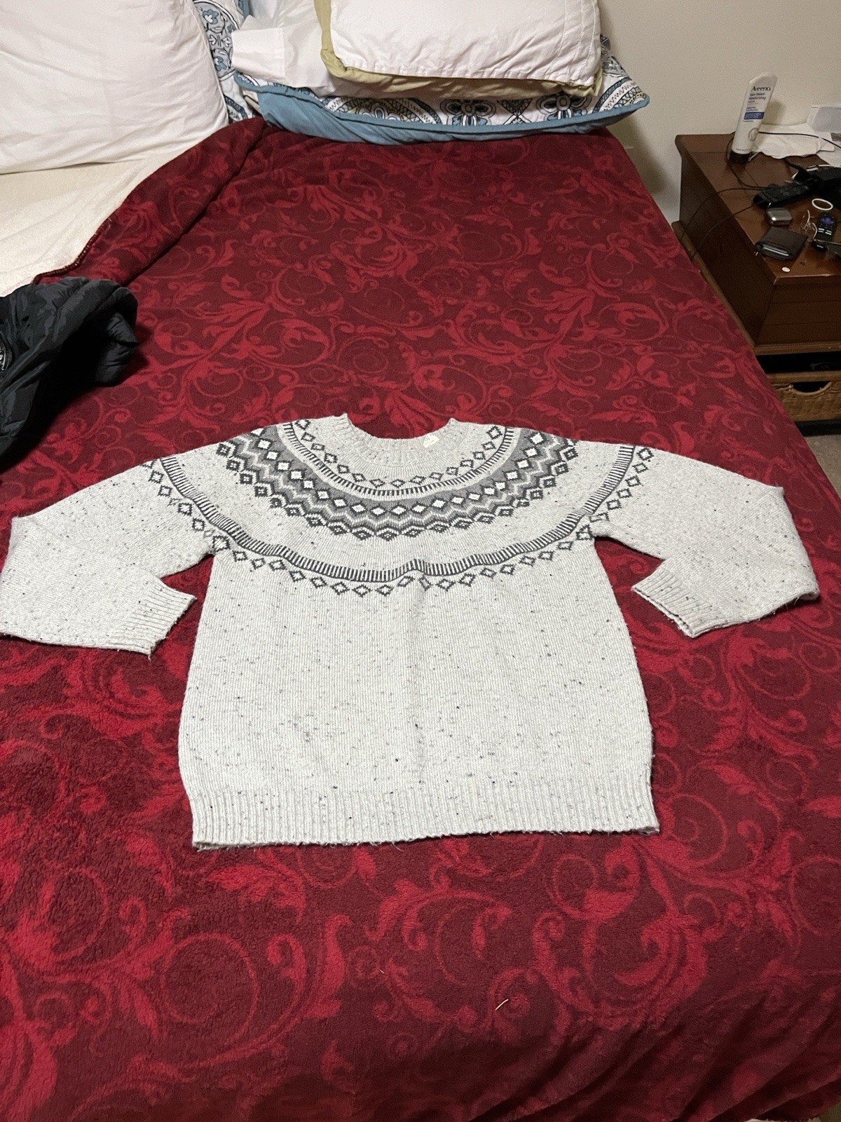 Chic gray sweater with geometric patterns. Ideal … - image 1