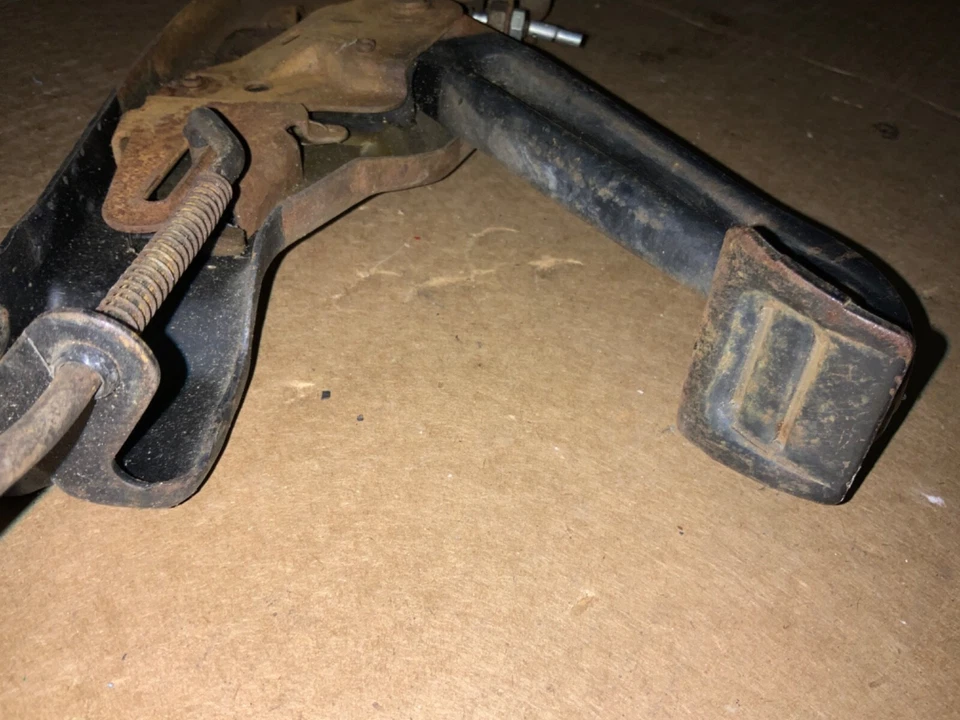 Conjunto de pedal de freno de emergencia de estacionamiento OEM GM 1967-1968 Chevy Camaro 3893164 Foto 4 de 4