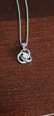 STERLINGSILBER TRI-LOOP ANHÄNGER MIT DIAMANT IN DER MITTE MIT KETTE