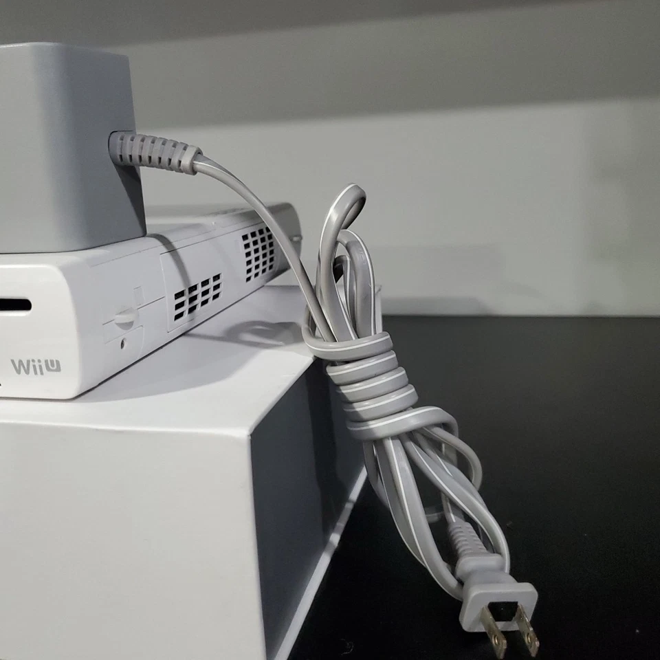CONSOLA NINTENDO WII U 8GB WUP-001(02) BLANCA Y ADAPTADOR DE AC SOLAMENTE *PROBADO* Foto 3 de 4
