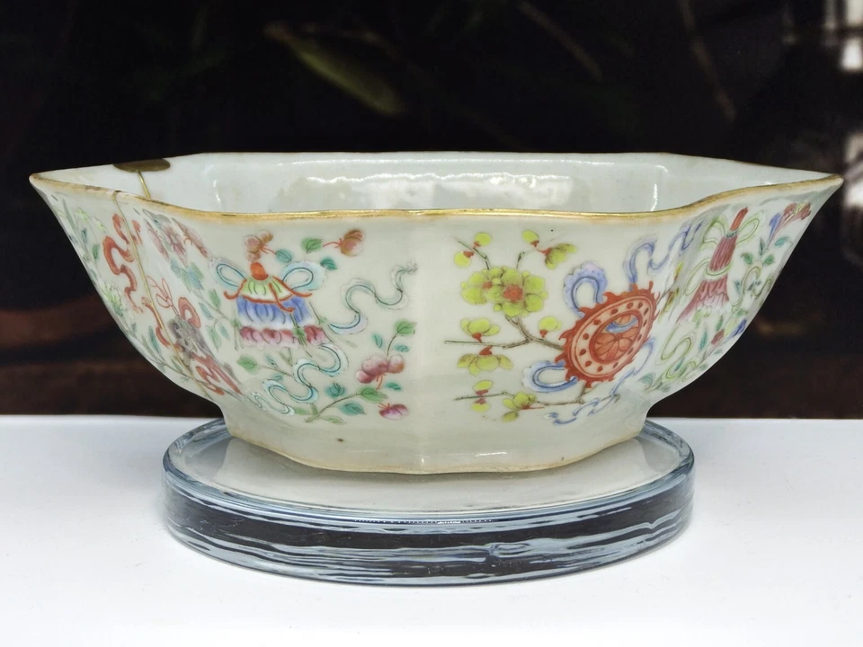 Antiguo cuenco chino de porcelana con forma de murciélago con tesoros Foto 2 de 4