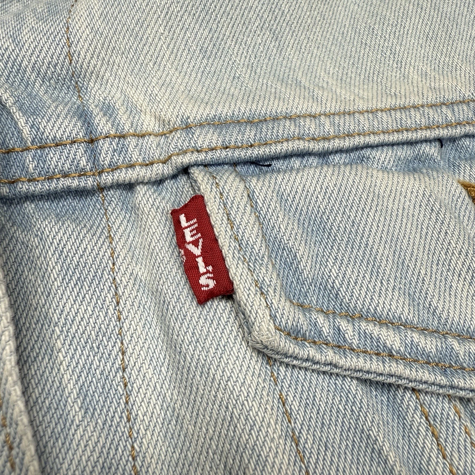 Levi's Premium Mens Denim Trucker Jacket L Blue Light Wash Pleated Workwear