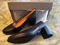 *BRAND NEW in BOX* Clarks Navy leather court shoes Freva 55 7E (wide fit)
