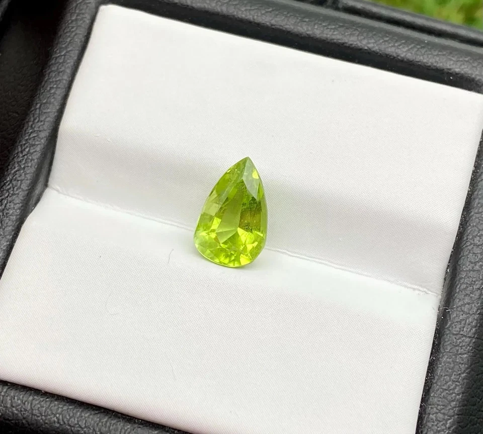 Natural Peridot Loose gemstone 1.85 Ct., pear cut, Origin Pakistan - Image 4 of 4