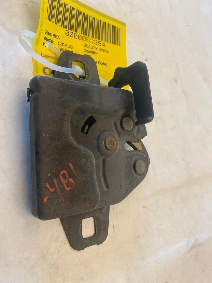 Chrysler Cirrus 1995 panel de cierre de bloqueo del capó delantero con palanca de liberación OEM Foto 3 de 4