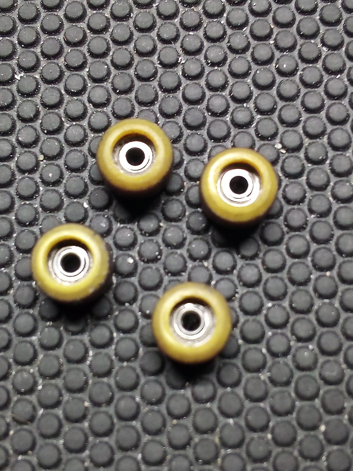 Pre-own acid green oak mini fingerboarding wheels