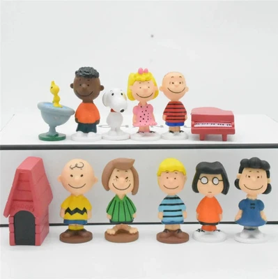 Set of 12 Peanuts Snoopy Charlie Brown action figures / cake topper decorations