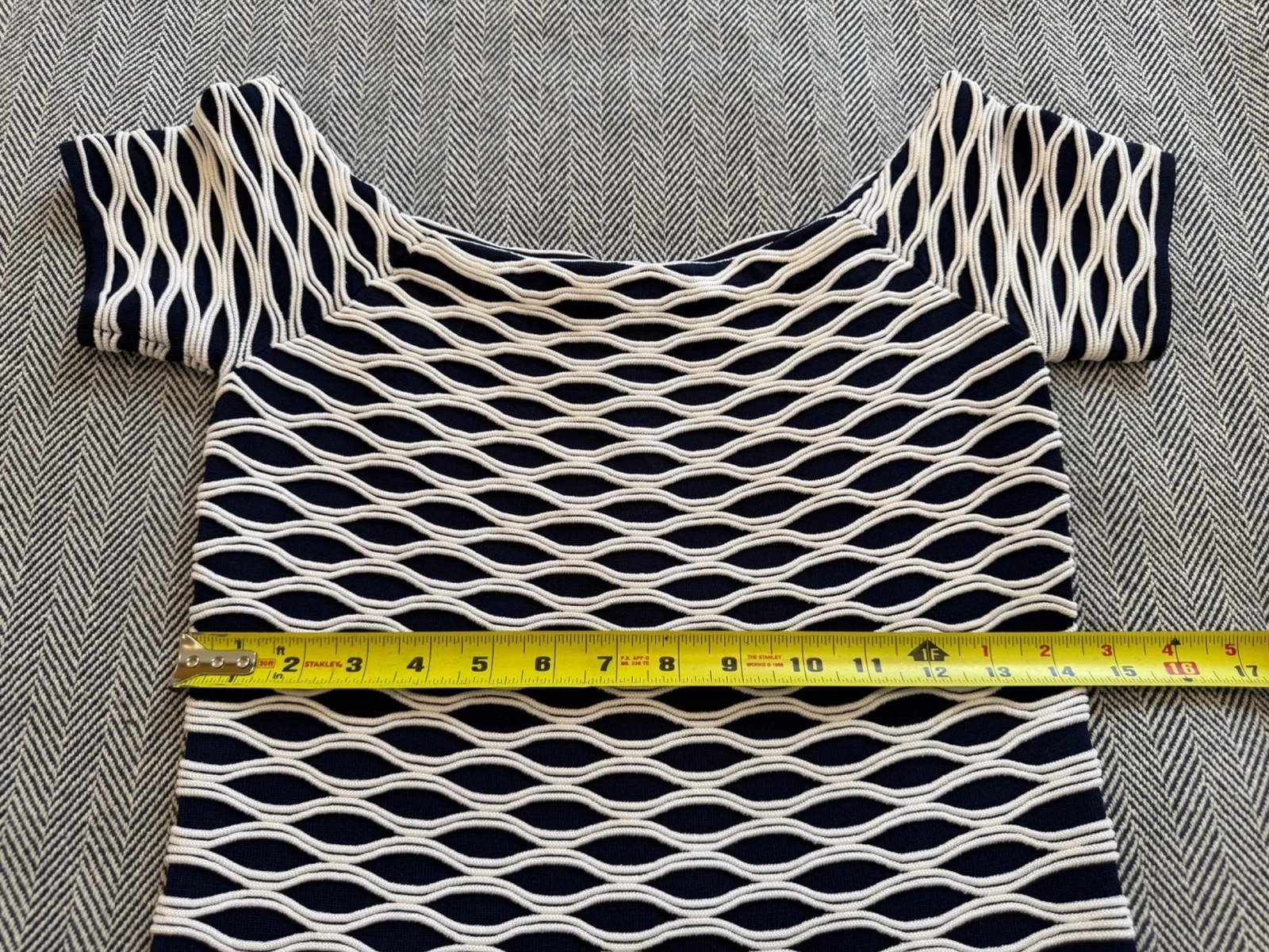 Abito midi Michael Kors S bianco e nero testurizzato maglia spalle scoperte con zip posteriore