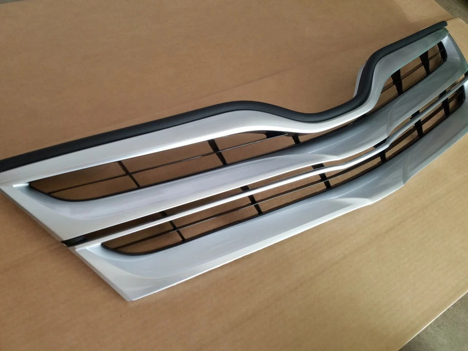 Se adapta a Toyota Venza 2013-2016 parachoques delantero parrilla superior plateada NUEVO Foto 2 de 4