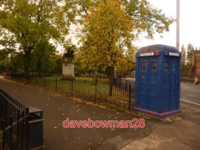 FOTO GLASGOW: POLIZEIKISTE AUF DEM DOMPLATZ AN DER NORDWESTLICHEN ECKE