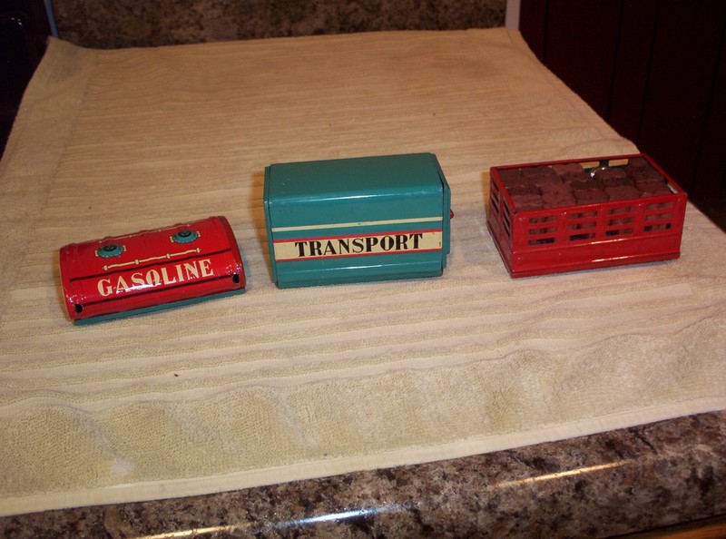 VINTAGE TIN TOY TRUCK INTERCHANGEABLE ACCESSORIES?