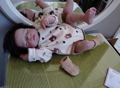 Reborn-Stile Babypuppe (Reborn ähnlich) braunes glattes Haar, hell