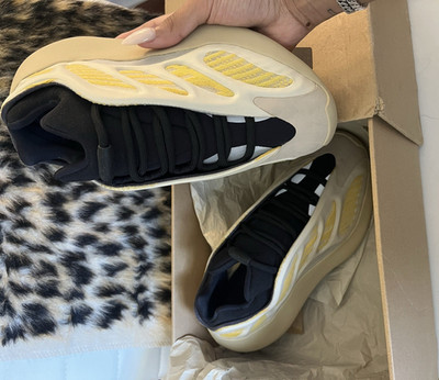 Yeezy Unisex Low Top Lace-Up Athletic Sneakers Cream/Black/Yellow New Box