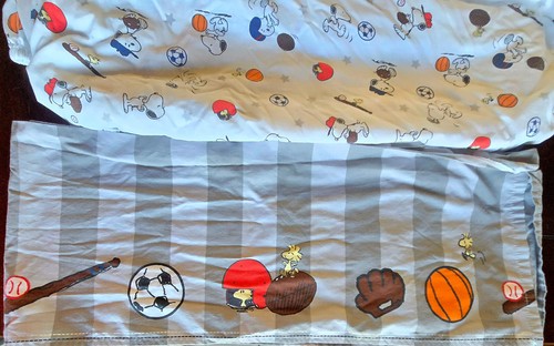 Juego de cuna deportiva SNOOPY de 3 piezas - edredón, falda de cuna, sábana ajustable, usado en excelente estado - Imagen 7 de 12