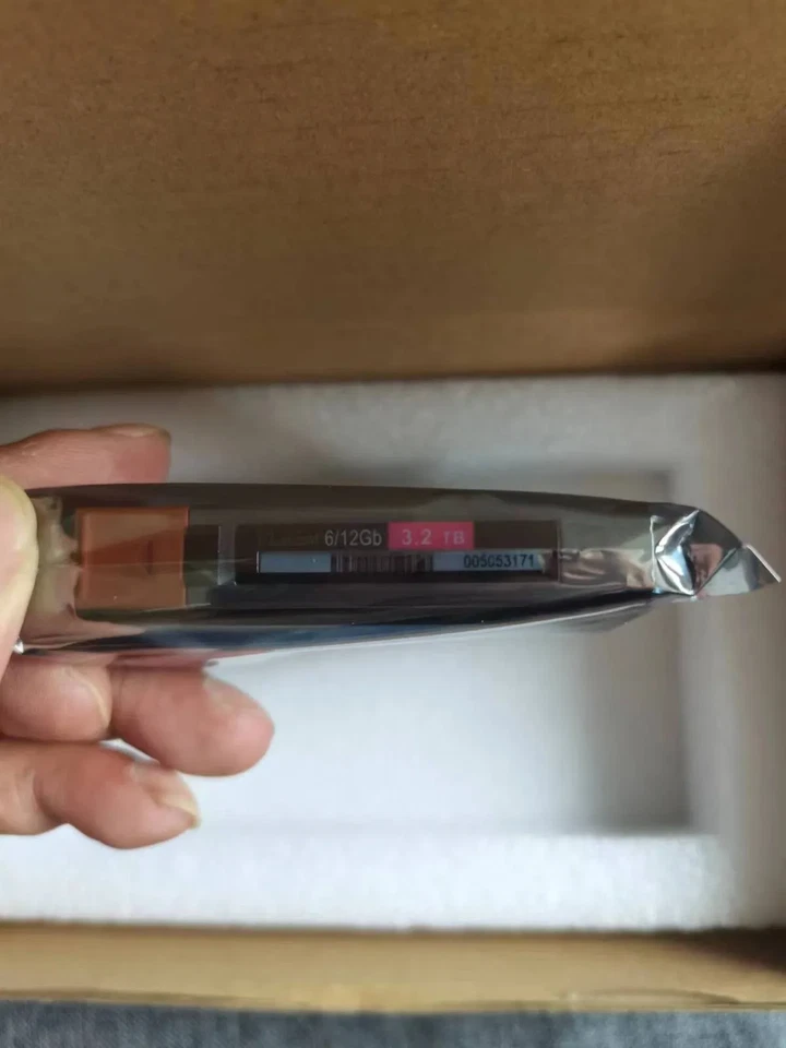 EMC unity 3.2TB D4-D2SFXL-3200 005053170 005053171 SSD Unity380F 480F - Image 3 of 4