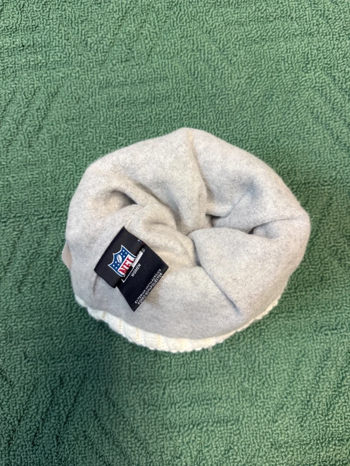 Buffalo Bills Salute To Service New Era女式针织白色球帽 — 第 4/4 张图片