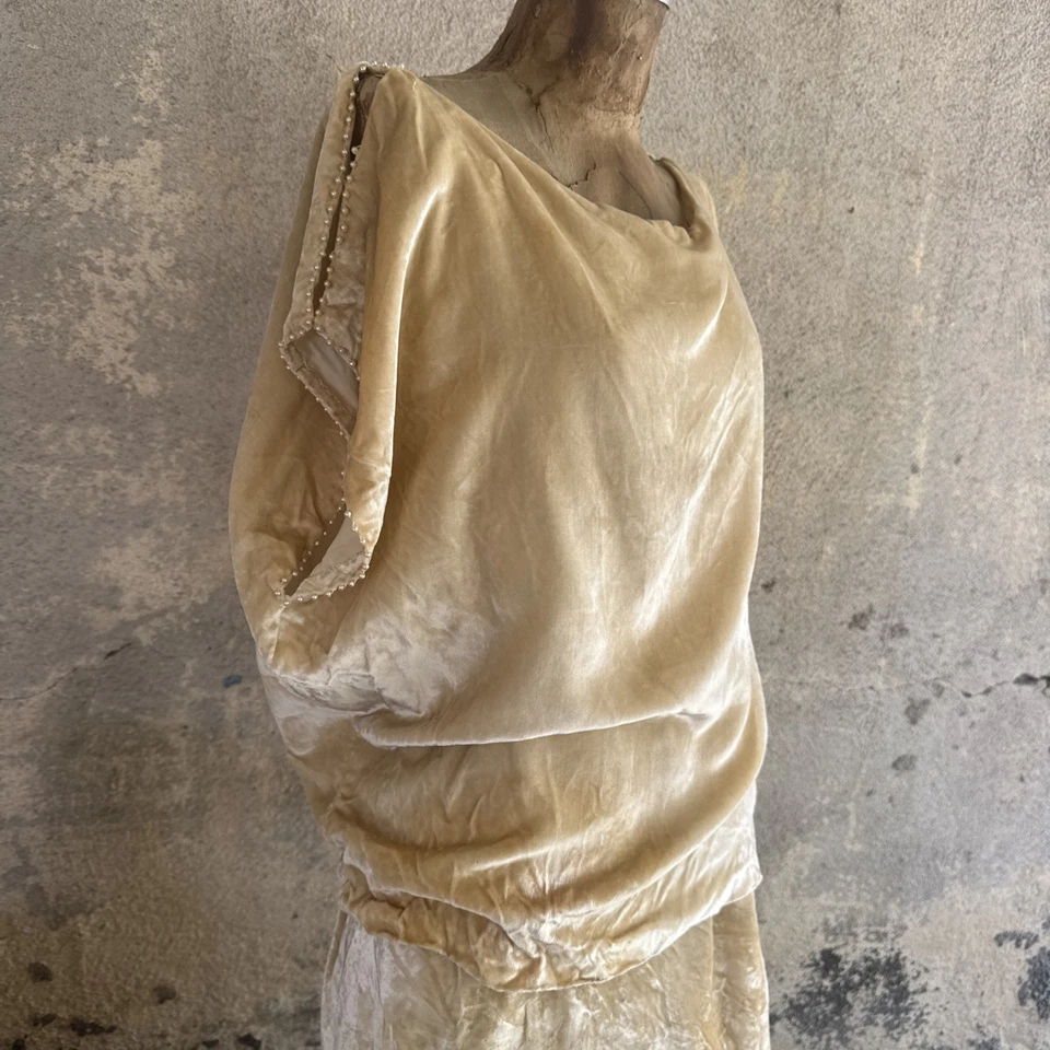 Antiguo Vestido de Terciopelo de Seda Crema Años 20 Borde de Perla Reunido Maxi Adolescentes De Colección Foto 3 de 4
