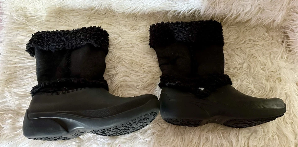 Crocs Women's Nadia Pull On Boot Size 12 Black Rubber Faux Fur Fleece - Image 3 of 4