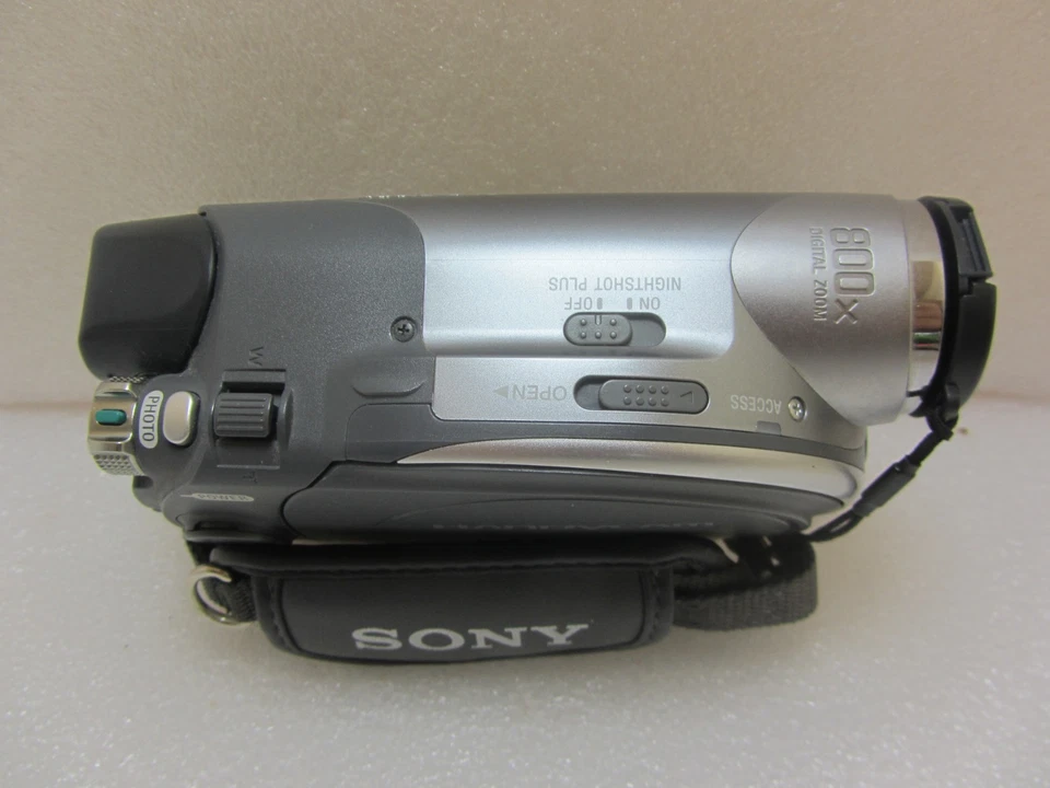 Sony Handycam DCR-DVD205E, Battery, Charger, Discs, Instruction Manual & Case - Image 4 of 4