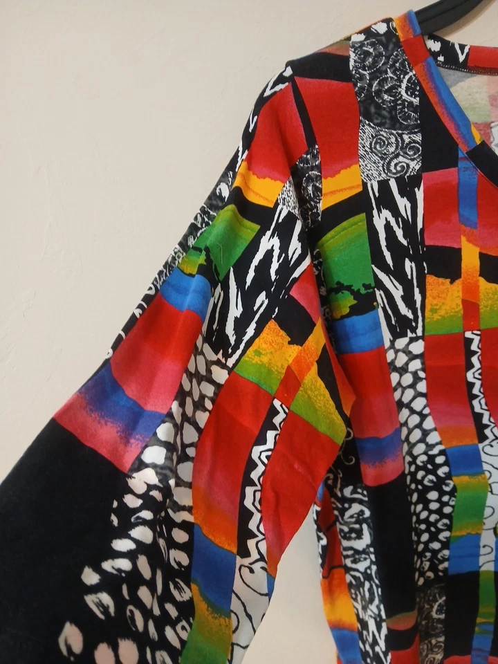 Top Erin London para mujer pintura abstracta audaz Art Deco cuello en V mangas 3/4 1X Foto 2 de 4