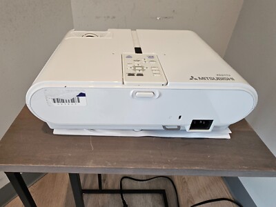 Mitsubishi XD211U DLP Projector 2200 Lumens HDMI-Adapter w