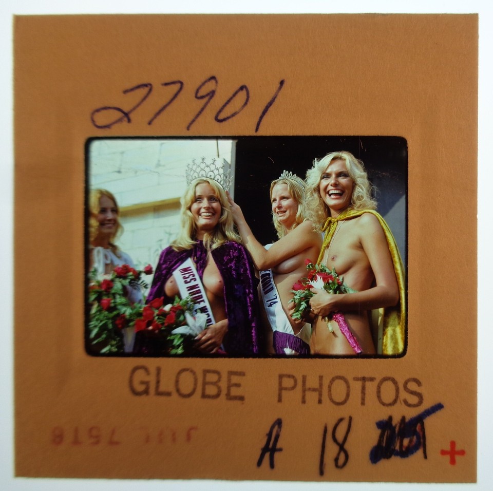 LV8-913 1975 DEBBY TAYLOR MISS NUDE WORLD PAGEANT ORIGINAL 35MM COLOR