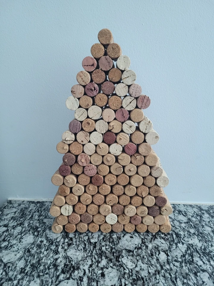 ¡Hecho a mano! Árbol de Navidad de corcho de vino reciclado 9" x 13"  Foto 2 de 4