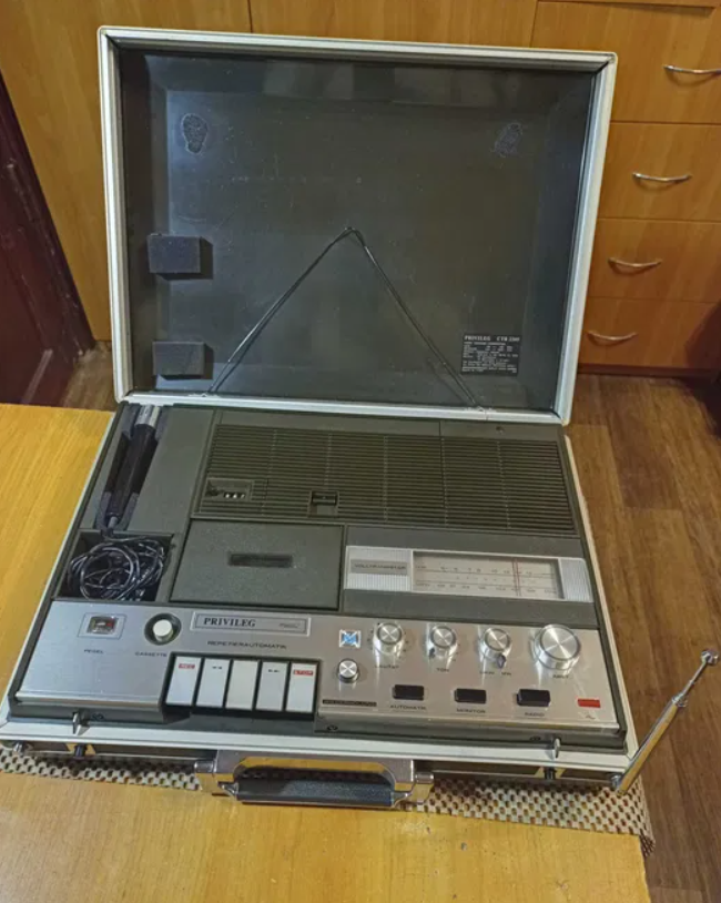 Collectible Spy suitcase radio receiver tape recorder Privileg CTR 2205 (29)
