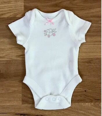F&F Kurzarm Weste Baby Mädchen Neugeborene weiß Rundhals Blumen vorne Baumwolle