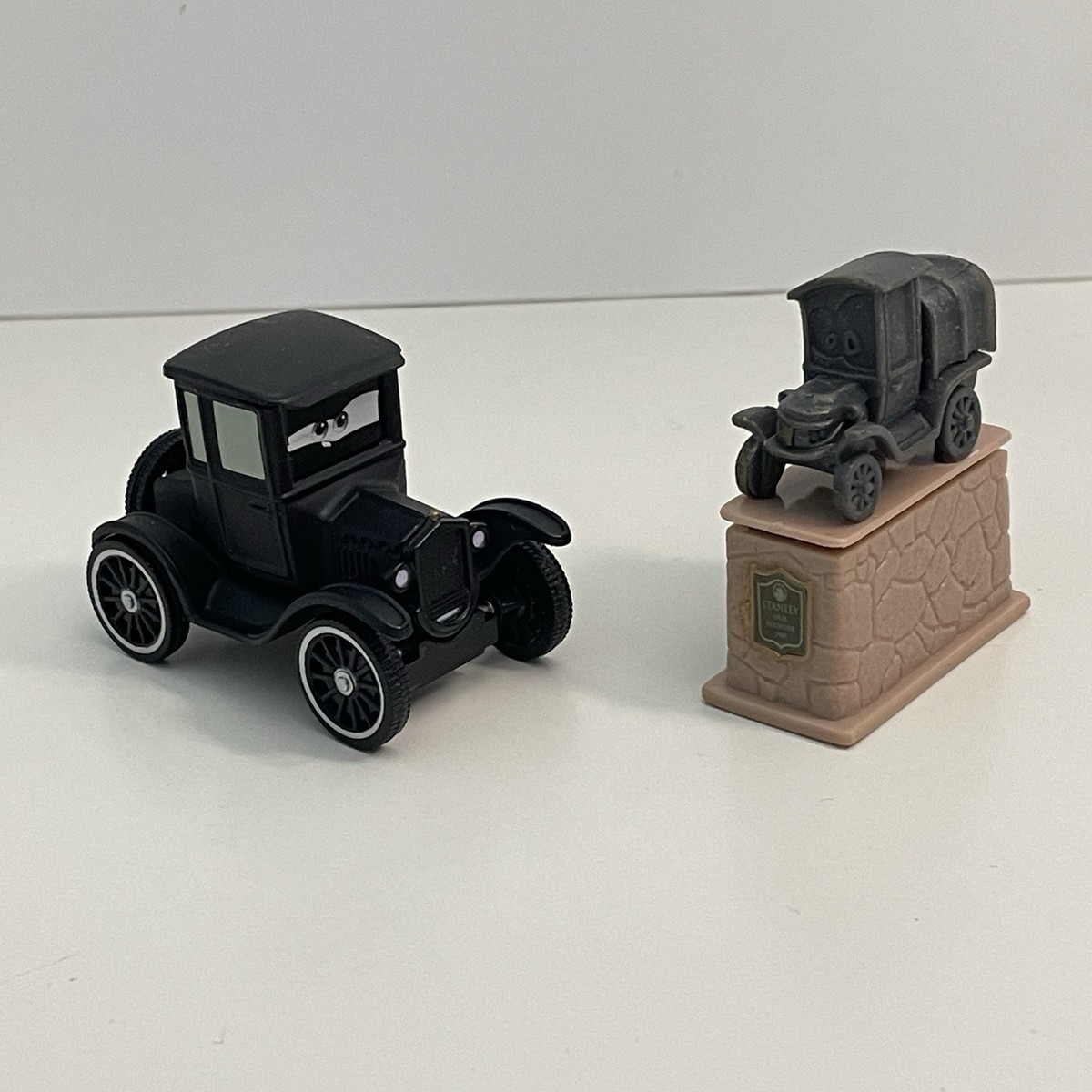 Disney Pixar Cars - Lizzie & Stanley Statue - Diecast Mattel Model