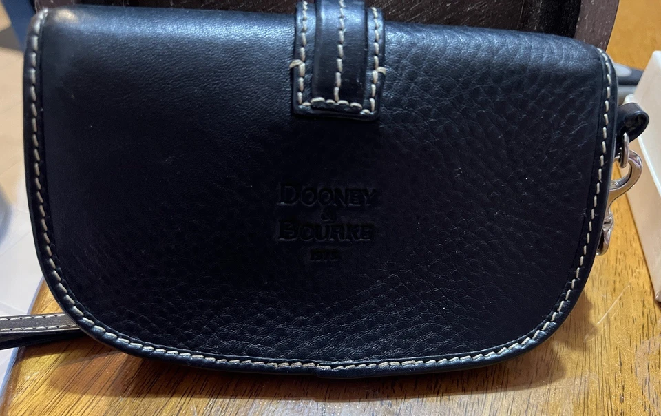 Dooney & Bourke cuero granulado negro Foto 4 de 4