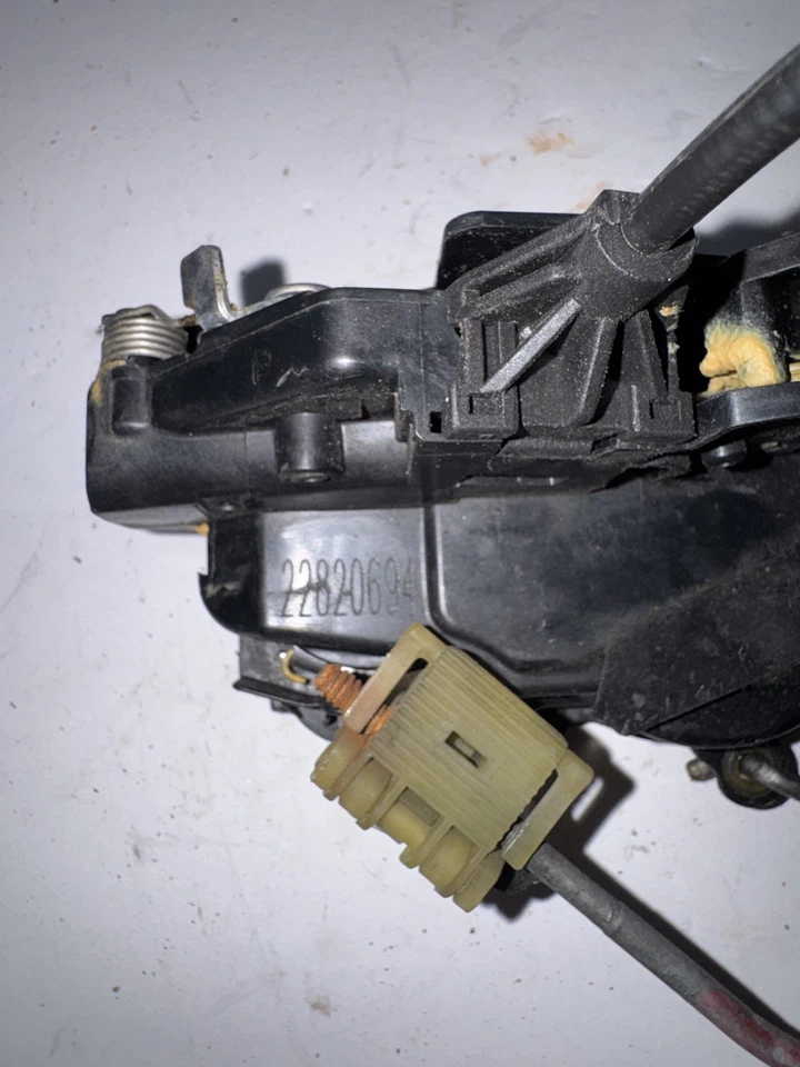 Оригинальная левая защелка передней двери 09–17 BUICK ENCAVE ACADIA TRAVERSE 22820694 - Изображение 4 из 4